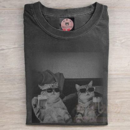 MODAKAWA ワインを飲む猫のグラフィック ユニセックス ヴィンテージ ウォッシュ加工 Tシャツ - 黒 - 5XL - image 1