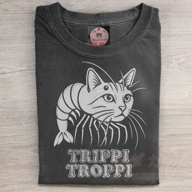MODAKAWA TRIPPI TROPPI 猫エビグラフィック ユニセックス ヴィンテージウォッシュTシャツ - 黒 - 5XL - image 1