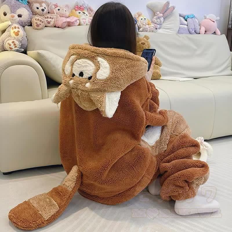 レッサーパンダのぬいぐるみフード付きワンジーパジャマ - image 1