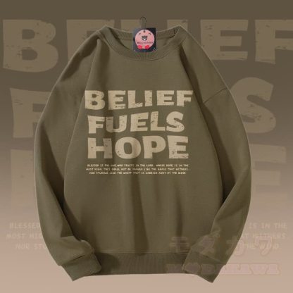 MODAKAWA BELIEF FUELS HOPE グラフィック ユニセックス スウェットシャツ - ダークカーキ - 5XL - image 3