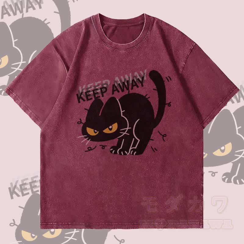 MODAKAWA KEEP AWAY 黒猫グラフィック ユニセックス ヴィンテージウォッシュTシャツ - ワインレッド - 4XL - image 2