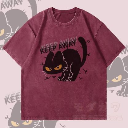 MODAKAWA KEEP AWAY 黒猫グラフィック ユニセックス ヴィンテージウォッシュTシャツ - ワインレッド - 4XL - image 2