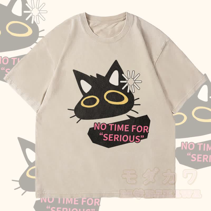MODAKAWA NO TIME FOR SERIOUS ブラックキャットグラフィック ユニセックス ヴィンテージウォッシュTシャツ - ベージュ - 4XL - image 1