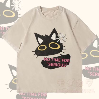 MODAKAWA NO TIME FOR SERIOUS ブラックキャットグラフィック ユニセックス ヴィンテージウォッシュTシャツ - ベージュ - 4XL - image 1