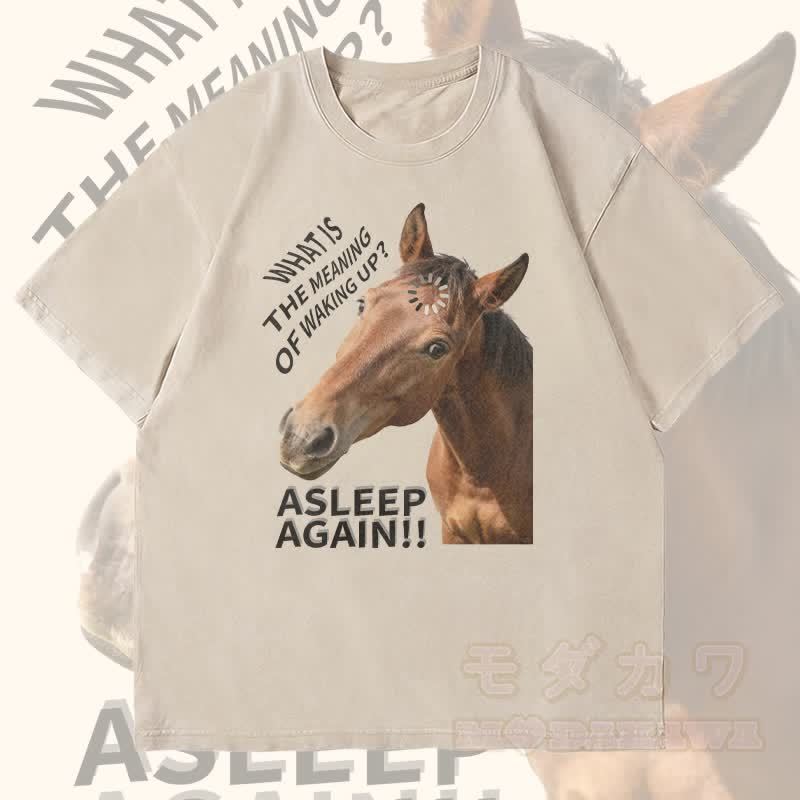 MODAKAWA 目覚めることの意味 馬のグラフィック ユニセックス ヴィンテージウォッシュTシャツ - ベージュ - 4XL - image 2