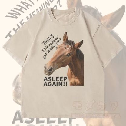 MODAKAWA 目覚めることの意味 馬のグラフィック ユニセックス ヴィンテージウォッシュTシャツ - ベージュ - 4XL - image 2