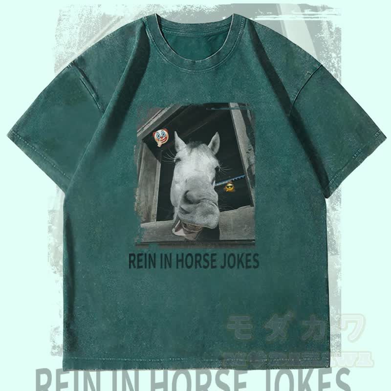 MODAKAWA REIN IN HORSE JOKES 馬のグラフィック ユニセックス ヴィンテージ ウォッシュド Tシャツ - ダークグリーン - 4XL - image 2