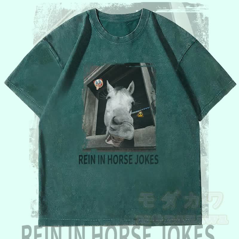 MODAKAWA REIN IN HORSE JOKES 馬のグラフィック ユニセックス ヴィンテージ ウォッシュド Tシャツ - ダークグリーン - 4XL - image 2