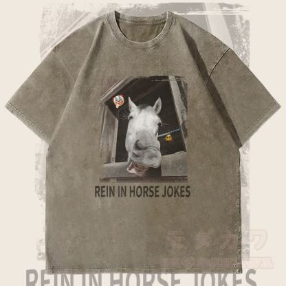 MODAKAWA REIN IN HORSE JOKES 馬のグラフィック ユニセックス ヴィンテージ ウォッシュド Tシャツ - アーミーグリーン - 4XL - image 1