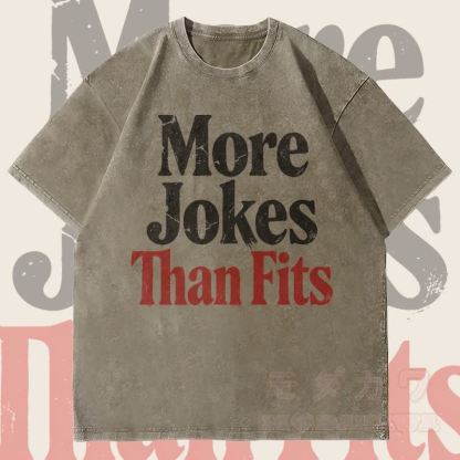 MODAKAWA MORE JOKES THAN FITS グラフィック ユニセックス ヴィンテージ ウォッシュド Tシャツ - アーミーグリーン - 4XL - image 2