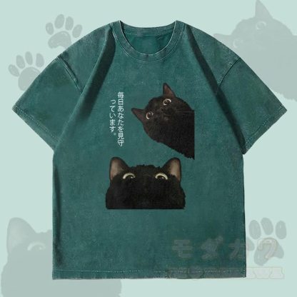 MODAKAWA ウォッチング ブラックキャット グラフィック ユニセックス ヴィンテージウォッシュTシャツ - ダークグリーン - 4XL - image 2