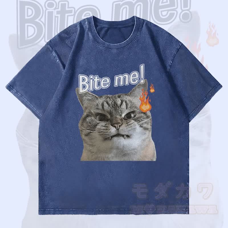 MODAKAWA BITE ME 怒った猫グラフィック ユニセックス ヴィンテージ ウォッシュTシャツ - ダークブルー - 4XL - image 2