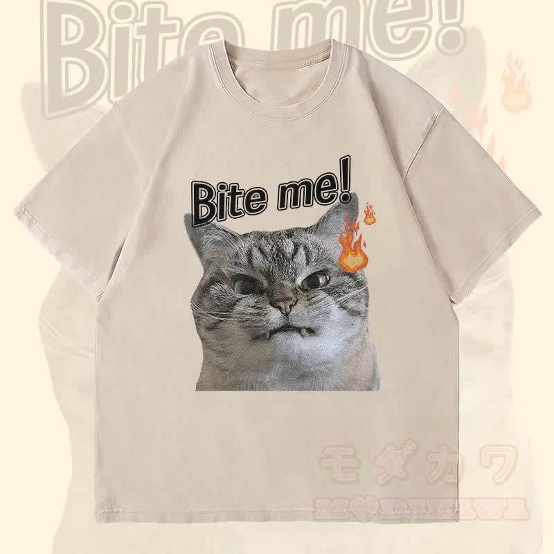 MODAKAWA BITE ME 怒った猫グラフィック ユニセックス ヴィンテージ ウォッシュTシャツ - ベージュ - 4XL - image 1