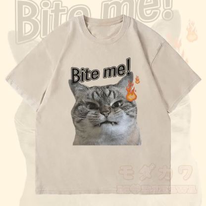 MODAKAWA BITE ME 怒った猫グラフィック ユニセックス ヴィンテージ ウォッシュTシャツ - ベージュ - 4XL - image 1
