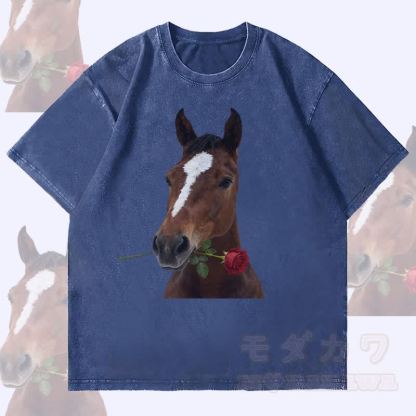 MODAKAWA 馬とバラのグラフィック ユニセックス ヴィンテージ ウォッシュド Tシャツ - ダークブルー - 4XL - image 2