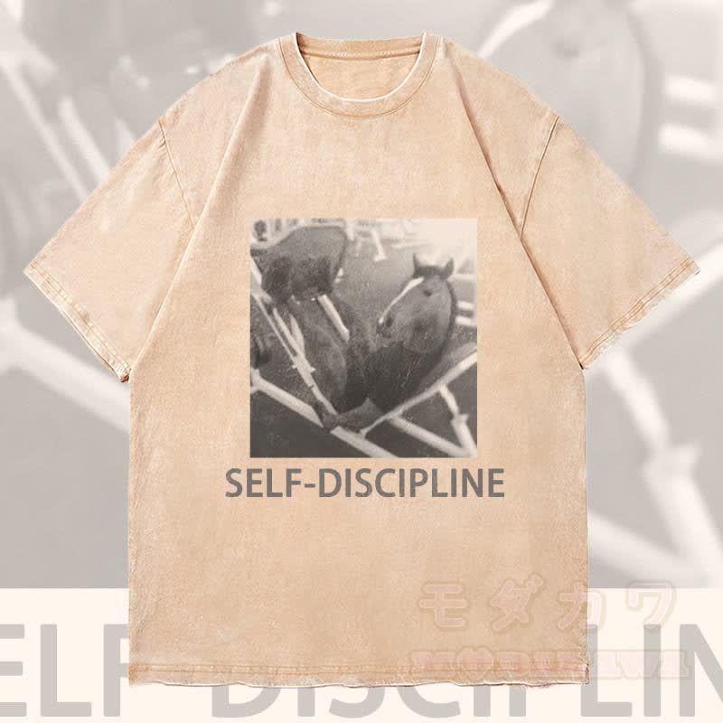 MODAKAWA SELF-DISCIPLINE 馬のグラフィック ユニセックス ヴィンテージウォッシュTシャツ - アプリコット - 4XL - image 2