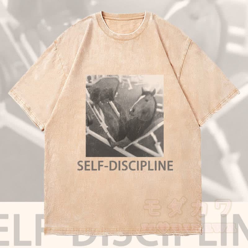 MODAKAWA SELF-DISCIPLINE 馬のグラフィック ユニセックス ヴィンテージウォッシュTシャツ - アプリコット - 4XL - image 2