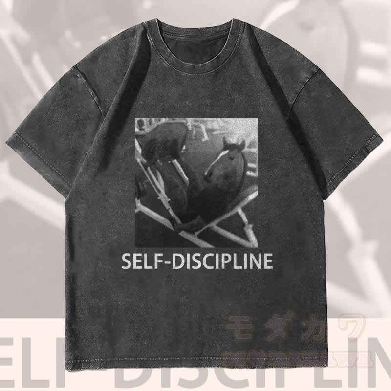 MODAKAWA SELF-DISCIPLINE 馬のグラフィック ユニセックス ヴィンテージウォッシュTシャツ - 黒 - 4XL - image 1