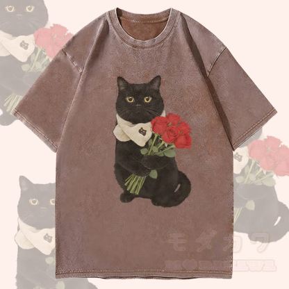 MODAKAWA 黒猫とバラのグラフィック ユニセックス ヴィンテージ ウォッシュド Tシャツ - 茶色 - 4XL - image 2