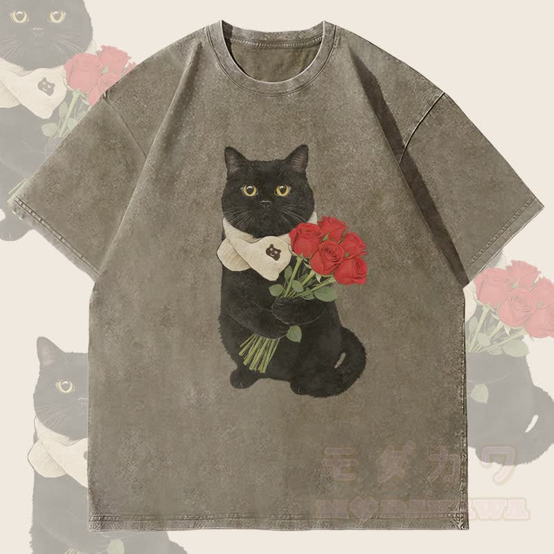 MODAKAWA 黒猫とバラのグラフィック ユニセックス ヴィンテージ ウォッシュド Tシャツ - アーミーグリーン - 4XL - image 1