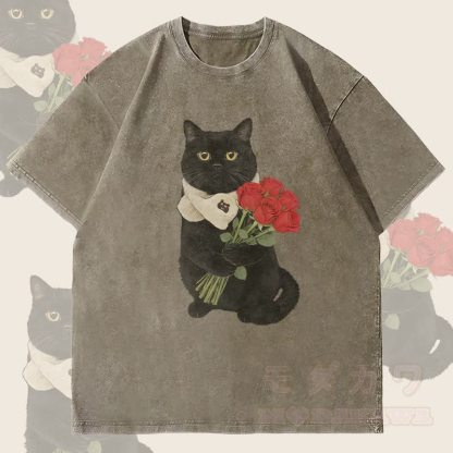 MODAKAWA 黒猫とバラのグラフィック ユニセックス ヴィンテージ ウォッシュド Tシャツ - アーミーグリーン - 4XL - image 1