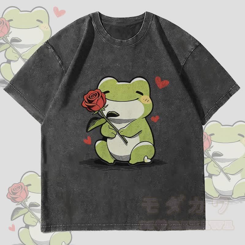 MODAKAWA かわいいカエルとバラのグラフィック ユニセックス ヴィンテージ ウォッシュ加工 Tシャツ - 黒 - 4XL - image 1
