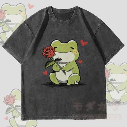 MODAKAWA かわいいカエルとバラのグラフィック ユニセックス ヴィンテージ ウォッシュ加工 Tシャツ - 黒 - 4XL - image 1