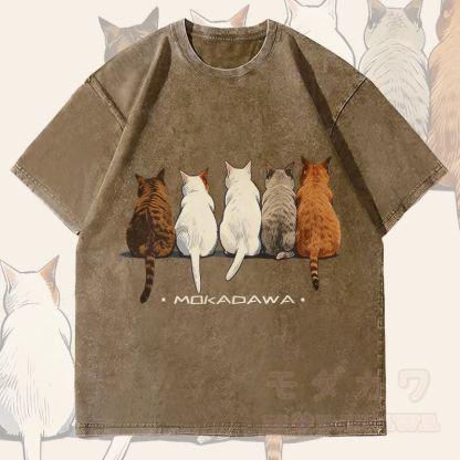 MODAKAWA 猫たちが一緒に座っているグラフィック ユニセックス ヴィンテージ ウォッシュ加工 Tシャツ - ダークブラウン - 4XL - image 2