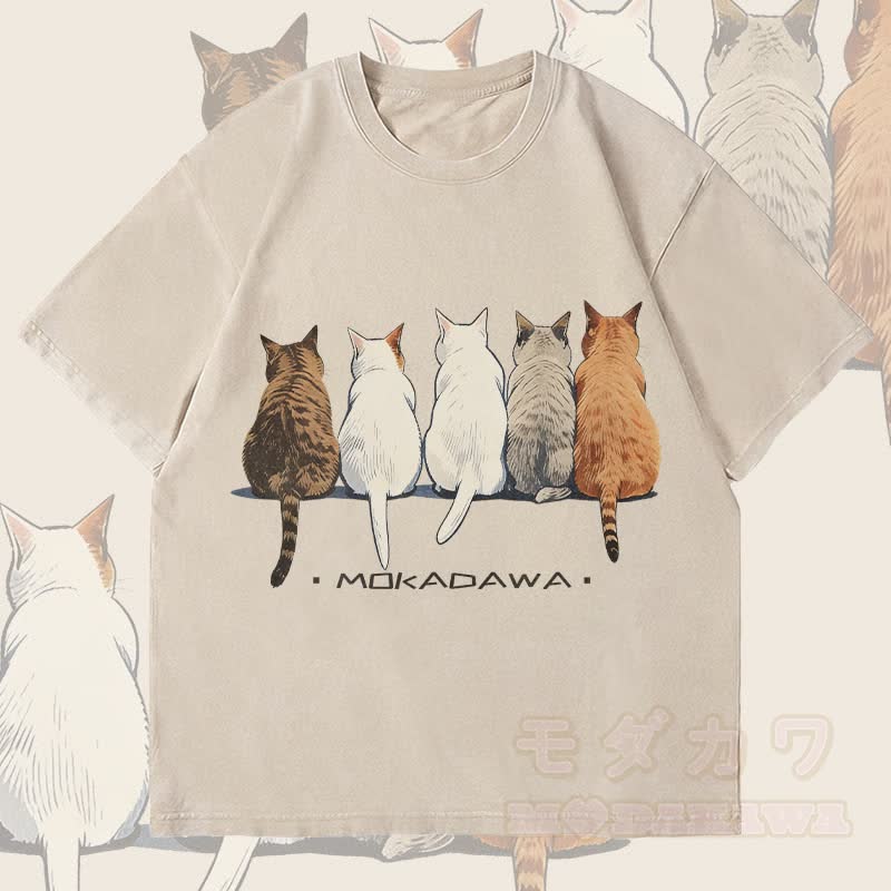 MODAKAWA 猫たちが一緒に座っているグラフィック ユニセックス ヴィンテージ ウォッシュ加工 Tシャツ - ベージュ - 4XL - image 1