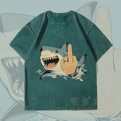 MODAKAWA クレイジーシャークグラフィック ユニセックス ヴィンテージウォッシュTシャツ - ダークグリーン - 4XL - image 1