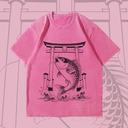 MODAKAWA ジャンピングフィッシュ グラフィック ユニセックス ヴィンテージウォッシュTシャツ - ローズレッド - 4XL - image 1