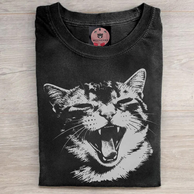 MODAKAWA 口を開けた猫のグラフィック ユニセックス ヴィンテージウォッシュTシャツ - Black - 5XL - image 1