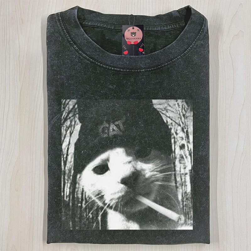 ヴィンテージ スモーキングキャット グラフィックModakawaユニセックス ヴィンテージ ウォッシュド Tシャツ - image 1