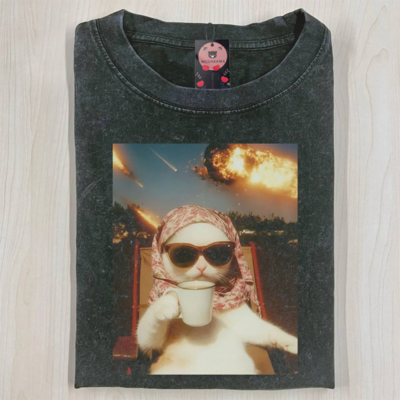 チルキャットグラフィックModakawaユニセックス ヴィンテージウォッシュドTシャツ - image 1