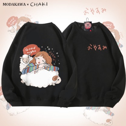 MODAKAWA X chaki グッドナイトガール スリーピング・オン・シープ グラフィック ユニセックス スウェットシャツ - Black - 5XL - image 4
