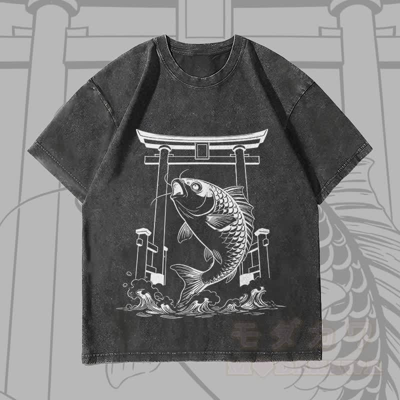 MODAKAWA ジャンピングフィッシュ グラフィック ユニセックス ヴィンテージウォッシュTシャツ - 黒 - 4XL - image 3