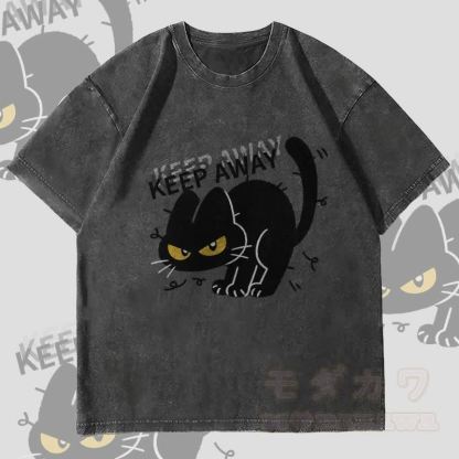 MODAKAWA KEEP AWAY 黒猫グラフィック ユニセックス ヴィンテージウォッシュTシャツ - 黒 - 4XL - image 4