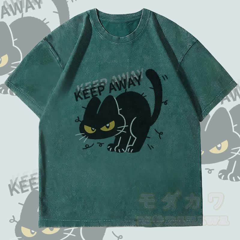 MODAKAWA KEEP AWAY 黒猫グラフィック ユニセックス ヴィンテージウォッシュTシャツ - ダークグリーン - 4XL - image 3