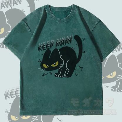 MODAKAWA KEEP AWAY 黒猫グラフィック ユニセックス ヴィンテージウォッシュTシャツ - ダークグリーン - 4XL - image 3