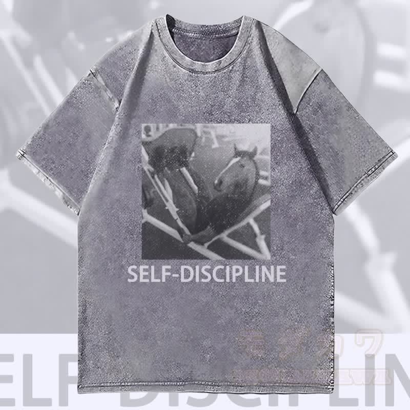 MODAKAWA SELF-DISCIPLINE 馬のグラフィック ユニセックス ヴィンテージウォッシュTシャツ - グレー - 4XL - image 4