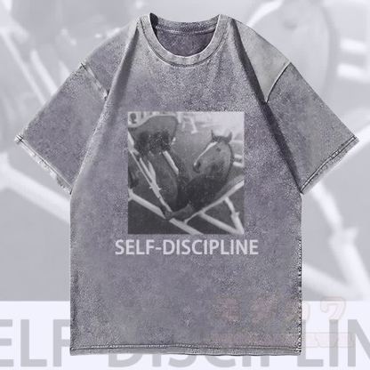 MODAKAWA SELF-DISCIPLINE 馬のグラフィック ユニセックス ヴィンテージウォッシュTシャツ - グレー - 4XL - image 4