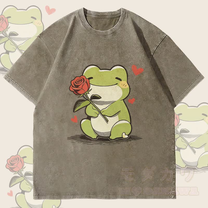 MODAKAWA かわいいカエルとバラのグラフィック ユニセックス ヴィンテージ ウォッシュ加工 Tシャツ - アーミーグリーン - 4XL - image 4