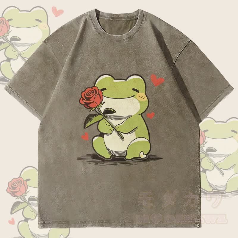 MODAKAWA かわいいカエルとバラのグラフィック ユニセックス ヴィンテージ ウォッシュ加工 Tシャツ - アーミーグリーン - 4XL - image 4