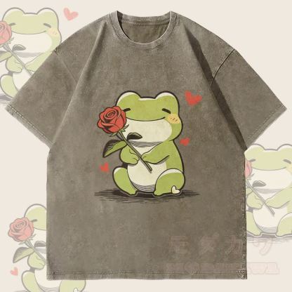 MODAKAWA かわいいカエルとバラのグラフィック ユニセックス ヴィンテージ ウォッシュ加工 Tシャツ - アーミーグリーン - 4XL - image 4