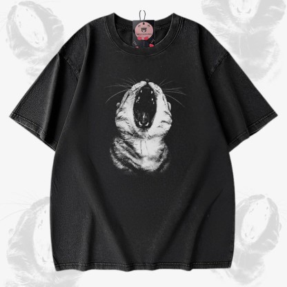 猫の口のグラフィック入りModakawaヴィンテージウォッシュ加工綿100% Tシャツ - Black - 5XL - image 2