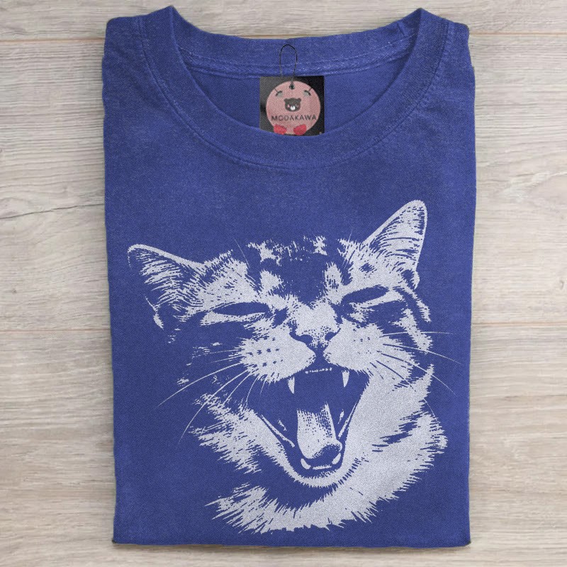 MODAKAWA 口を開けた猫のグラフィック ユニセックス ヴィンテージウォッシュTシャツ - Blue - 5XL - image 4