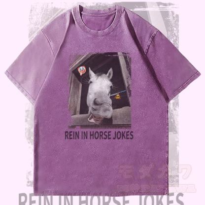 MODAKAWA REIN IN HORSE JOKES 馬のグラフィック ユニセックス ヴィンテージ ウォッシュド Tシャツ - 紫 - 4XL - image 3