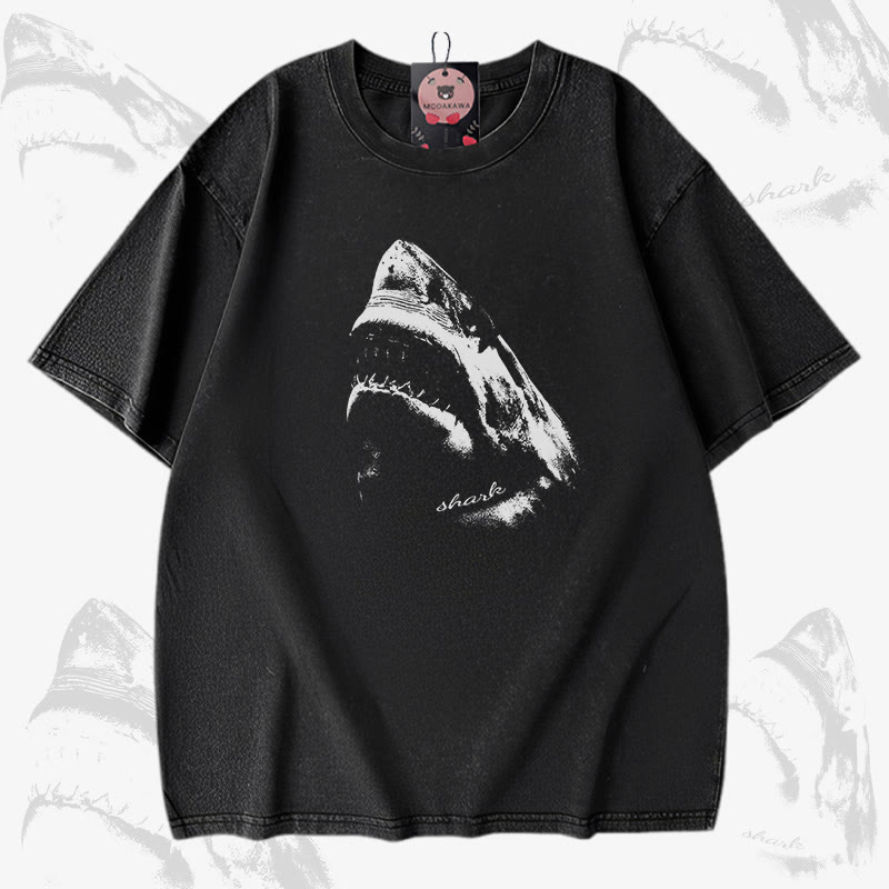 口を開けたサメのグラフィック入りModakawaユニセックス ヴィンテージウォッシュドTシャツ - Black - 5XL - image 5