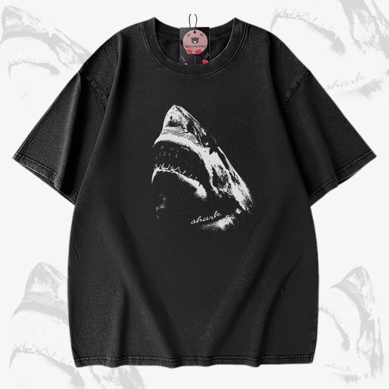 口を開けたサメのグラフィック入りModakawaユニセックス ヴィンテージウォッシュドTシャツ - Black - 5XL - image 5
