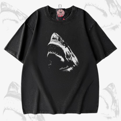 口を開けたサメのグラフィック入りModakawaユニセックス ヴィンテージウォッシュドTシャツ - Black - 5XL - image 5